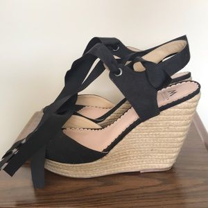 Wedge tie sandals 👡